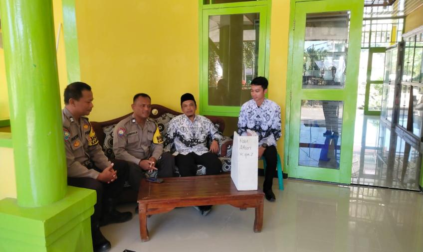 Sambangi Guru di Sekolah, Bhabinkamtibmas Polsek Putri Hijau Berikan Imbauan