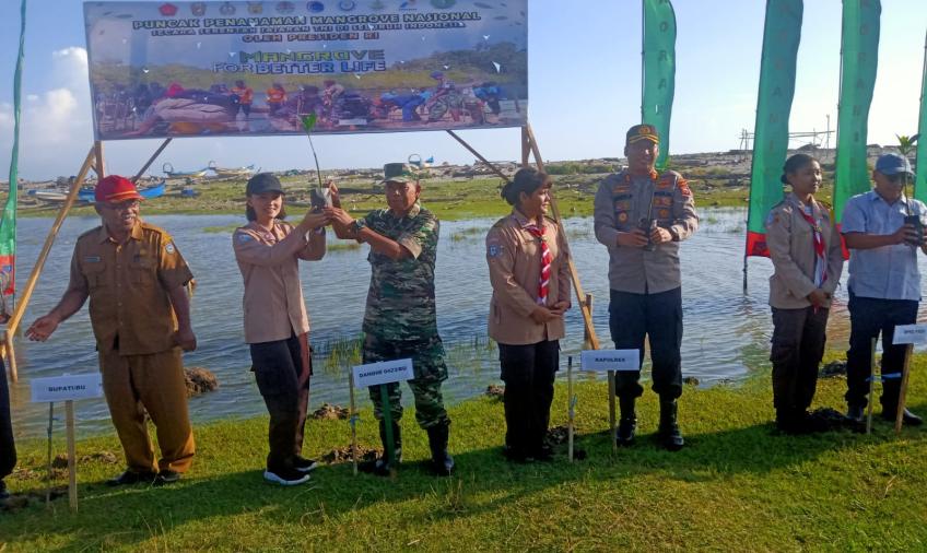 Dibuka Presiden Jokowi, Kapolres Bengkulu Utara Hadiri Puncak Penanaman Mangrove Nasional