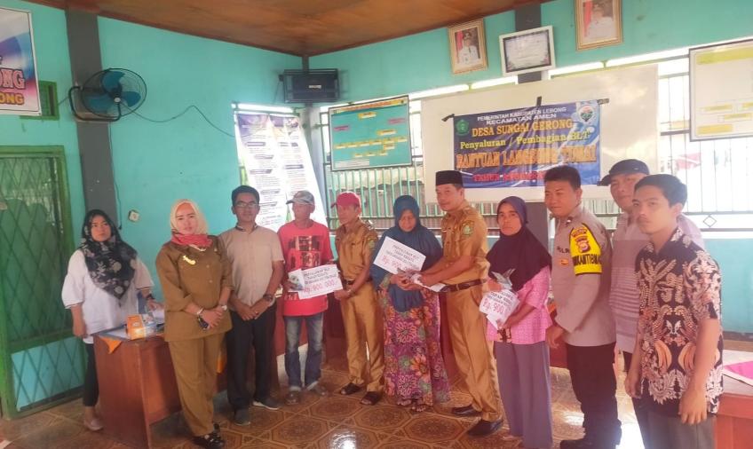 Sambang, Bhabinkamtibmas Hadiri Pembagian BLT DD 