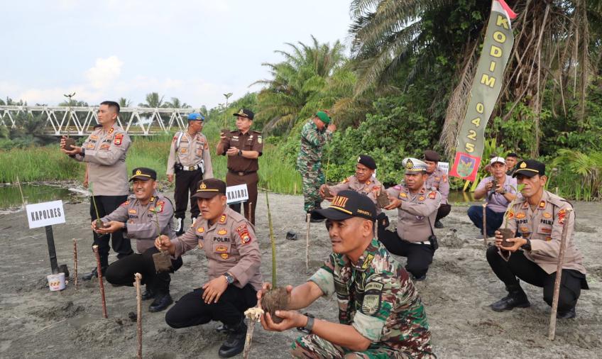 Polres Seluma dan Forkopimda Tanam Mangrove di Muara Baru