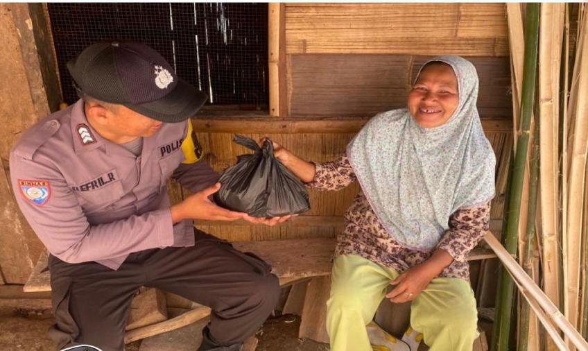 Inovasi Selasa Berbagi, Polres Kaur dan Jajaran Bagikan Bantuan Kepada Warga Kurang Mampu