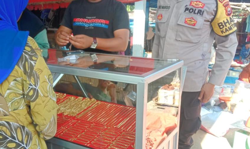 Cegah Aksi Kejahatan Dipasar Bhabinkamtibmas Patroli Pedagang Emas