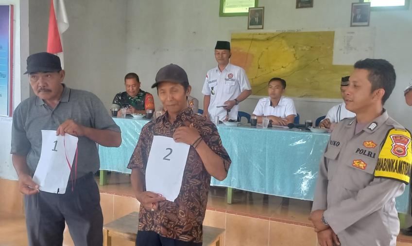 Polsek Sindang Kelingi, Hadiri Kegiatan Pengundian No Urut Calon Kades Desa Sindang Jati