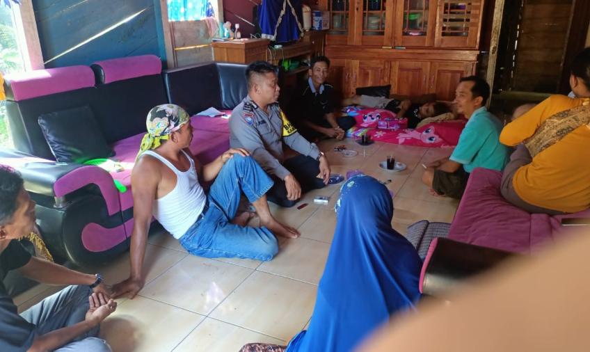 Bhabinkamtibmas Polsek Batik Nau Sambangi Warganya yang Sakit 