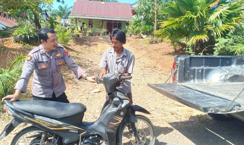 Polisi Batik Nau Bantu Motor Warga yang Mogok