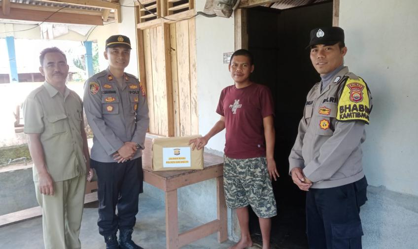 Polsek Giri Mulya, Salurkan Bantuan Sosial di Desa Rena Jaya
