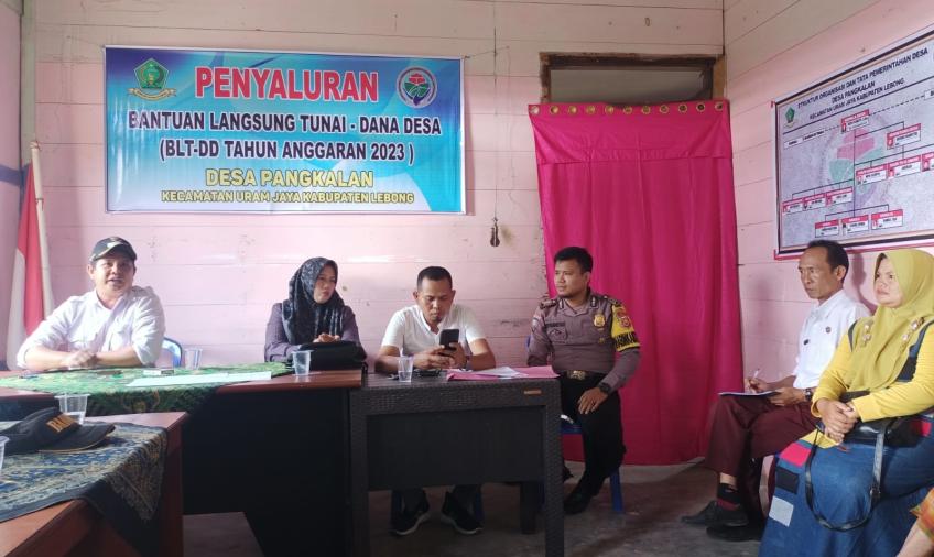 Bhabinkamtibmas Polsek Lebong Utara Hadiri Pembagian BLT DD Desa Pangkalan 