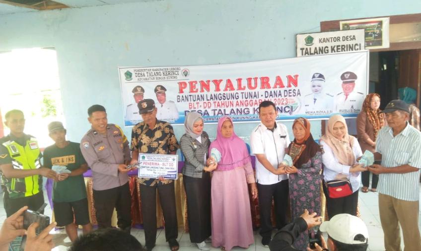 Bhabinkamtibmas Polsek Lebong Selatan Hadiri Pembagian BLT DD dan Pembangun Titi Nol Jalan Usaha Tani Desa Talang Kerinci 