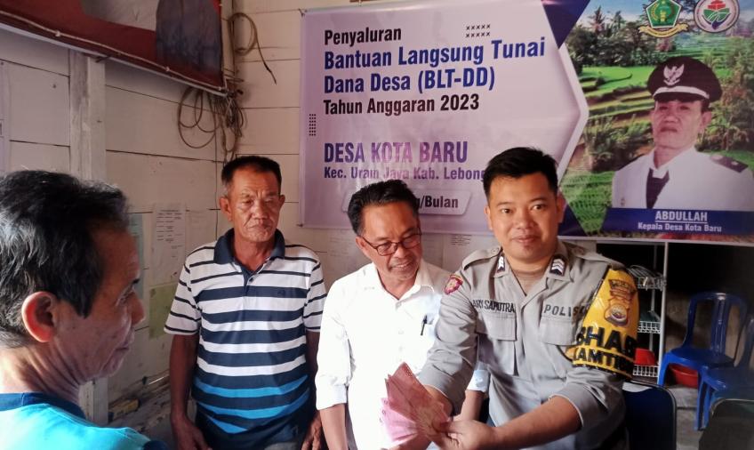 Bhabinkamtibmas Polsek Lebong Selatan Hadiri Pembagian BLT DD Desa Kota Baru