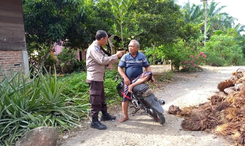 Bhabinkamtibmas Polsek Penarik Imbau Warga untuk Membuka Jalan Poros Menuju Pabrik Sawit PT MMIL 