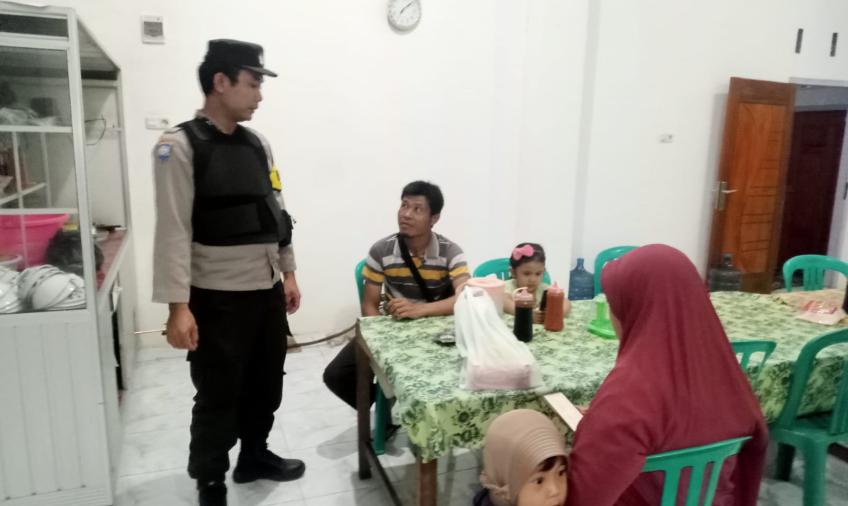 Sambang Warga Dengan Humanis, Bhabinkamtibmas Sampaikan Pesan  Kamtibmas kepada Warganya