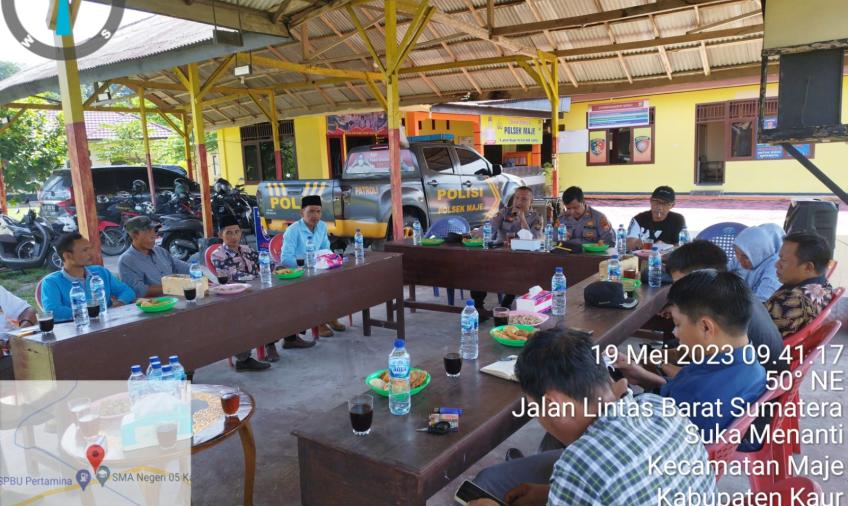 Polsek Maje Jumat Curhat di Desa Suka Menanti