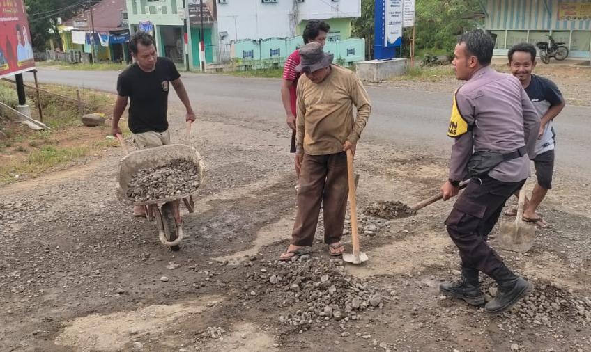 Bhabinkamtibmas Polsek Padang Jaya Gandeng Warga Gotong Royong Perbaiki Jalan