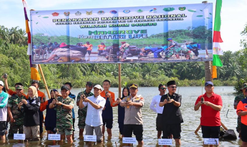 Kapolres Bengkulu Selatan Tanam Mangrove di Desa Pasar Pino