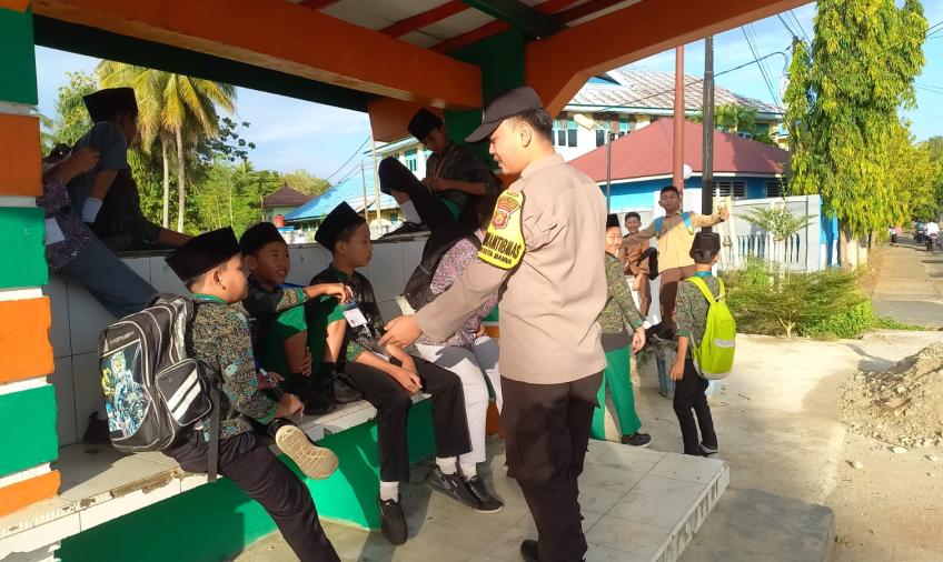 Bhabinkamtibmas Polsek Kota Manna Sambang Sekolah
