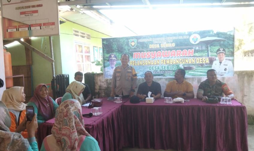 Bhabinkamtibmas Polsek Pino Hadiri Binluh dan Musdes Desa Sebilo 