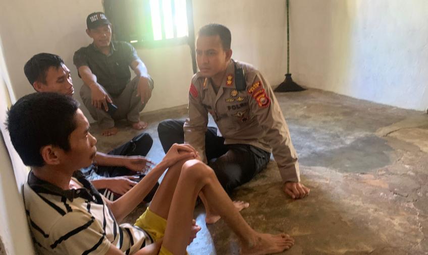 Kapolres Kaur Salurkan Bantuan Sosial Untuk Keluarga Tidak Mampu