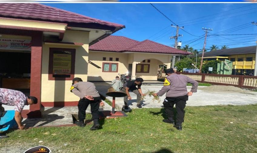Ciptakan Lingkungan yang Nyaman, Polres Kaur dan Polsek Jajaran Melaksanakan Sabtu Bersih 