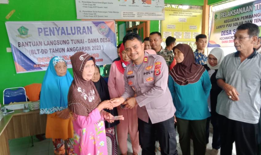 Kapolsek Lebong Atas, Kanit Binmas dan Bhabinkamtibmas Hadiri Kegiatan Pembagian BLT DD di Desa Sukau Datang