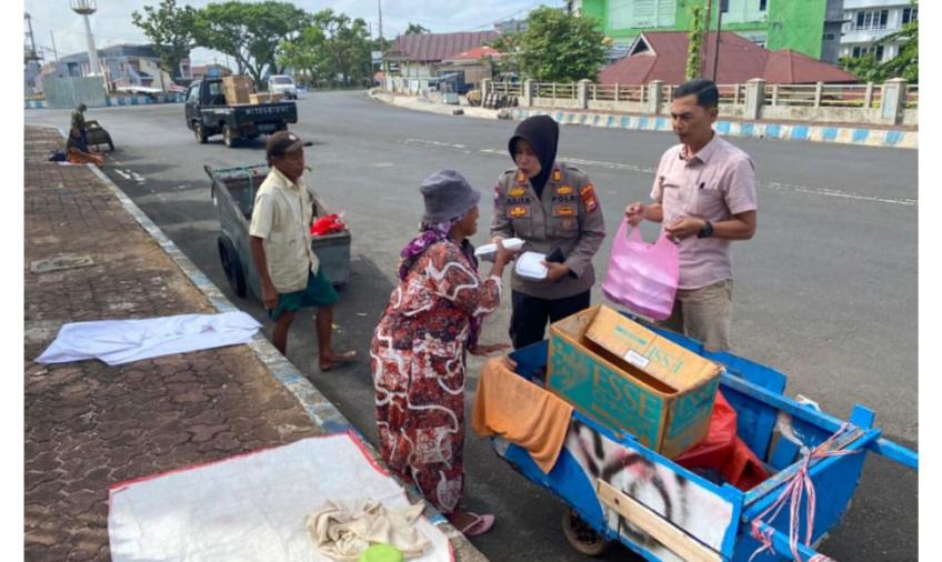 Jumat Berbagi, Personel Polresta Bengkulu Turun ke Jalan Bagikan Nasi Kotak