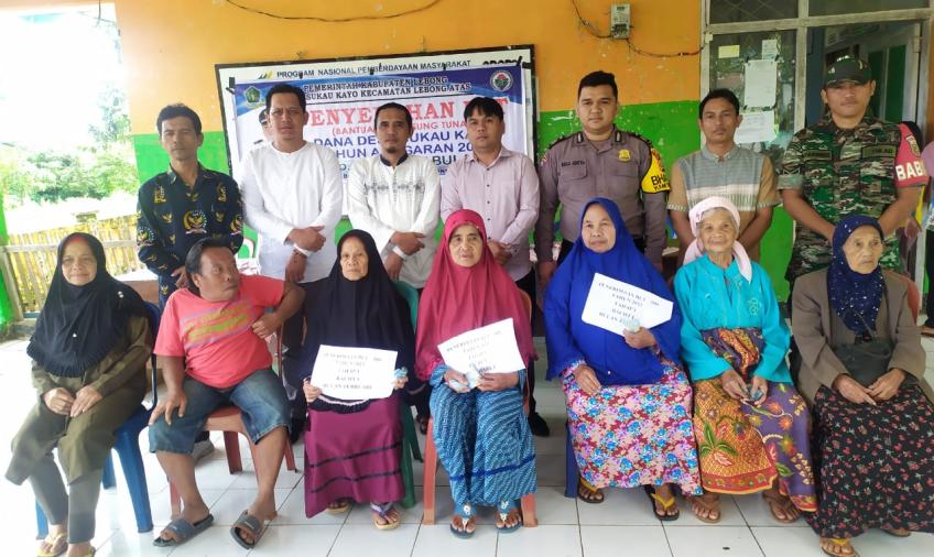 Sinergi Bersama Pemdes, Bhabinkamtibmas Hadiri Pembagian BLT DD