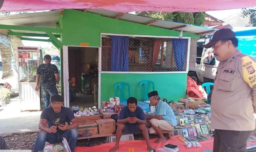 Patroli Pasar, Pak Bhabin Sambangi Pedagang Mengimbau Antisipasi Kejahatan