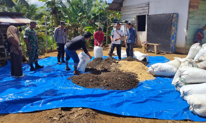Kapolsek Hadiri Bimtek Pembuatan Pupuk Kompos di Desa Marga Sakti