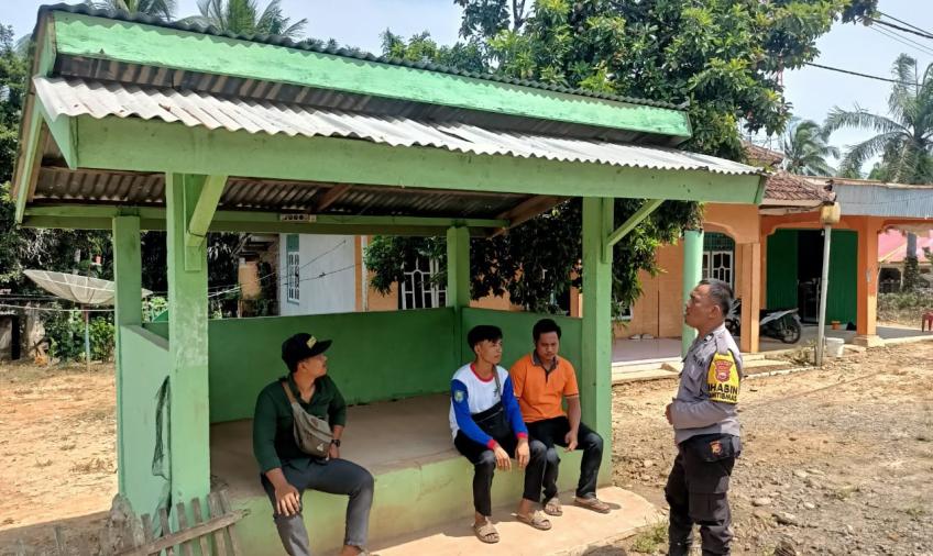 Rutin Sambangi Pos Kamling, ini Pesan Bhabinkamtibmas kepada Masyarakat