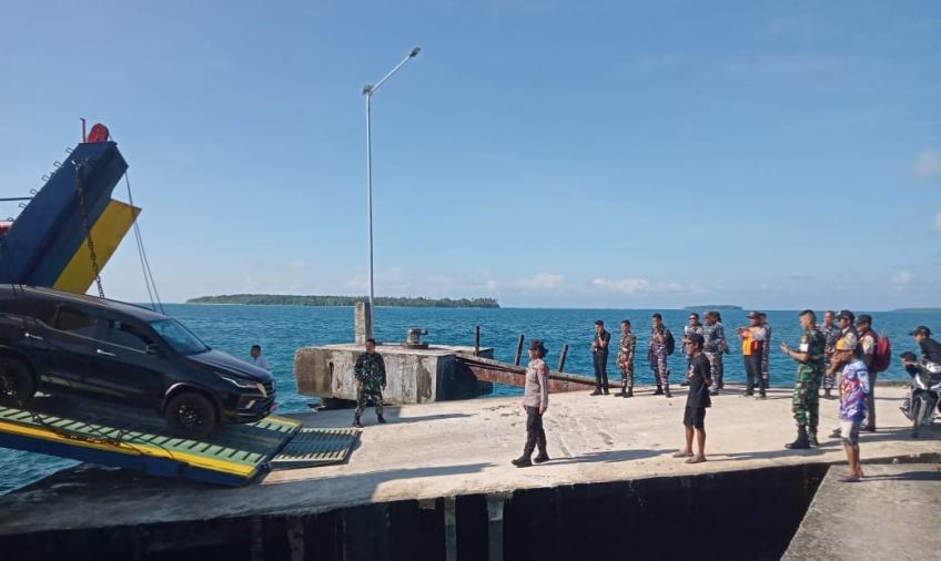 Anggota Polsek Enggano Lakukan Pengamanan Kedatangan dan Keberangkatan Kapal Feri