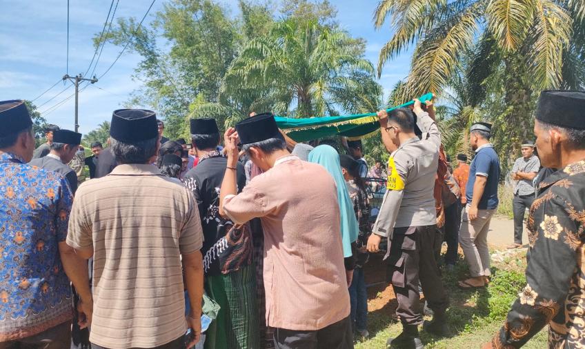 Pak Kades Meninggal Dunia, Bhabinkamtibmas Melayat Sampai ke Pemakaman