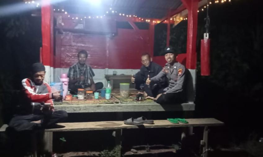 Polisi RW Jaga Kondusifitas Dengan Piket Ronda Bersama Warga