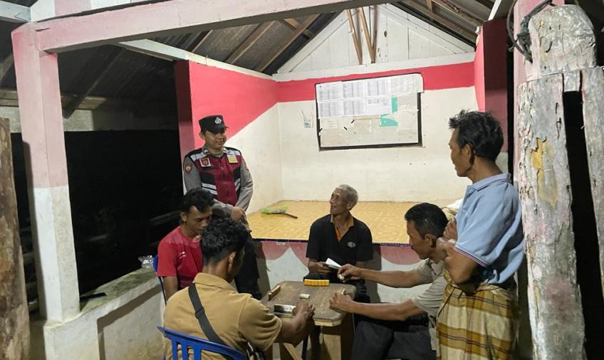 Bengkulu Utara - Untuk mengantisipasi tindak pidana 3C dan gangguan kamtibmas lainnya Polsek Giri Mulya Polres Bengkulu Utara Polda Bengkulu melaksanakan sambang poskamling di wilayah Hukum Polsek Giri Mulya, Sabtu (20/05/2023).  Dalam Kegiatan sambang poskamling menyampaikan Sejumlah imbauan kamtibmas kepada masyarakat antara lain agar meningkatkan kewaspadaan terhadap curat, curas dan curanmor serta gangguan kamtibmas lain nya.  Personil Polsek Giri Mulya di pimpin oleh Kanit Provos Polsek Giri Mulya Aipt