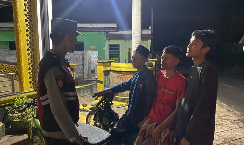 Patroli Malam, Personel Polsek Batik Nau Sampaikan Imbauan Kepada Para Remaja