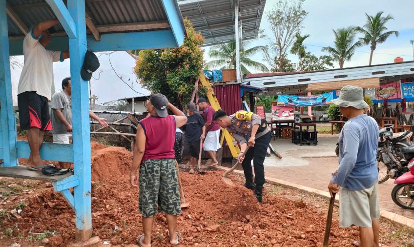 Terapkan Polisi RW, Personel Polsek Ketahun Gotong Royong Bareng Warganya