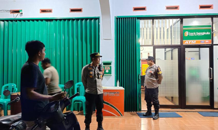 Bengkulu Utara - Untuk mewujudkan situasi Kamtibmas yang aman dan kondusif, Anggota Polsek Padang Jaya melaksanakan patroli mobiling pemantauan obyek vital dan lokasi rawan kriminalitas lainnya.  Sasaran patroli meliputi area Perbankan, stasiun pengisian bahan bakar umum, minimarket dan jalur rawan kriminalitas di wilayah Kecamatan Padang Jaya.  Dikatakan oleh Kapolres BU Polda Bengkulu AKBP Andy Pramudya Wardana melalui Kapolsek Padang Jaya Iptu Ratno, S.H. saat memimpin kegiatan patroli di sejumlah obyek 