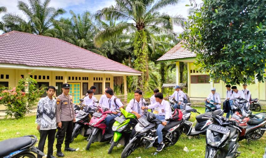 Polsek Padang Guci Hulu Gelar Police Go To School di SMAN 09 Kaur