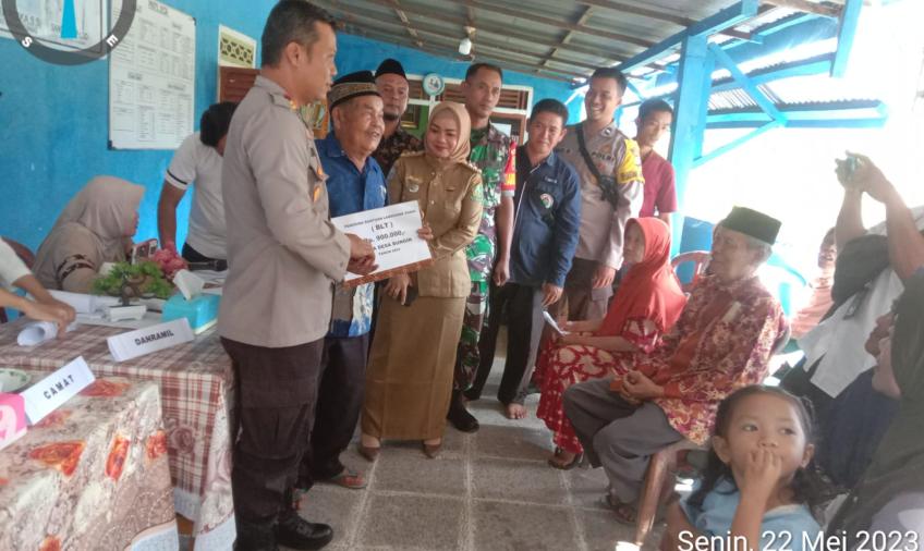 Bhabinkamtibmas Hadiri Pembagian BLT DD dan Titik Nol Pembangunan 
