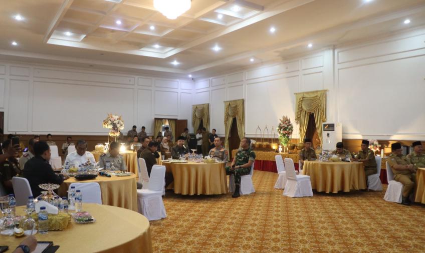 Kapolda Bengkulu Hadiri Coffee Morning Bersama Forkopimda dan Stakeholder Terkait Membahas Kamtibmas, Pemilu dan Pengelolaan Pantai Panjang