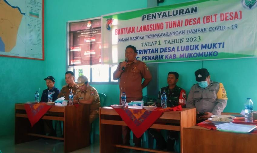 Polsek Penarik Raya, Hadiri Kegiatan Pembagian BLT-DD di Desa Lubuk Mukti 