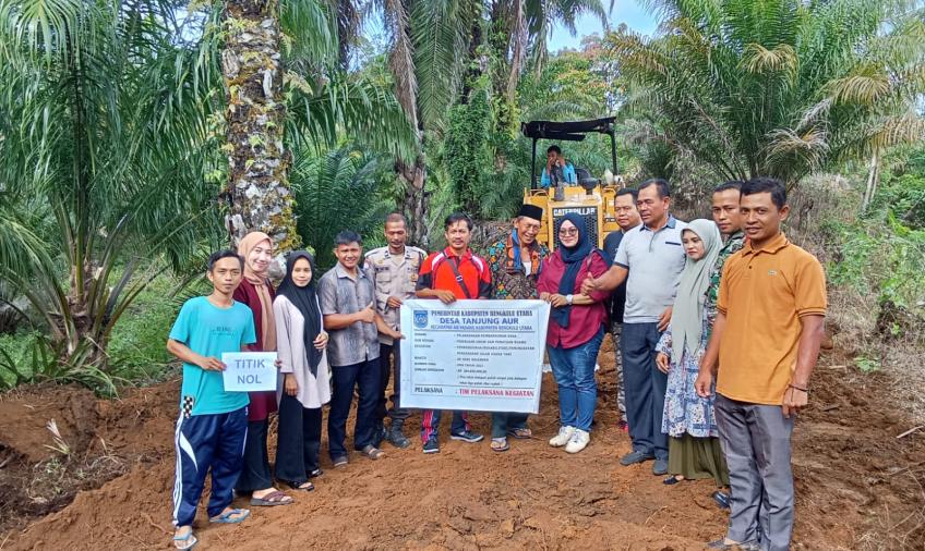 Monitoring Penggunaan DD, Bhabinkamtibmas Polsek Lais Hadiri Acara Penetapan Titik Nol