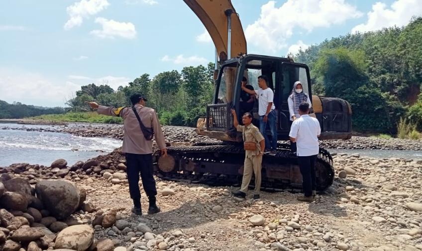 Pantau Penggunaan DD, Polsek Lais Laksanakan Monitoring dan Evaluasi Pembanguan Tanggul