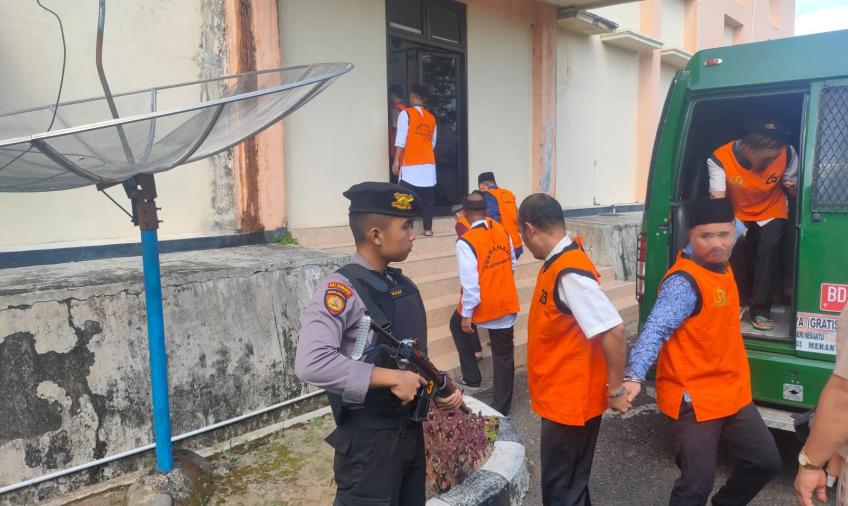 Kawal Tersangka Menuju Pengadilan Negeri Arga Makmur, Personil Sat Samapta Bersenjata Lengkap