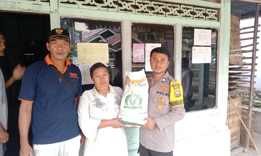 Bhabinkamtibmas Polsek Rimbo Pengadang Hadiri Pembagian Bantuan Pangan di Desa Talang Donok