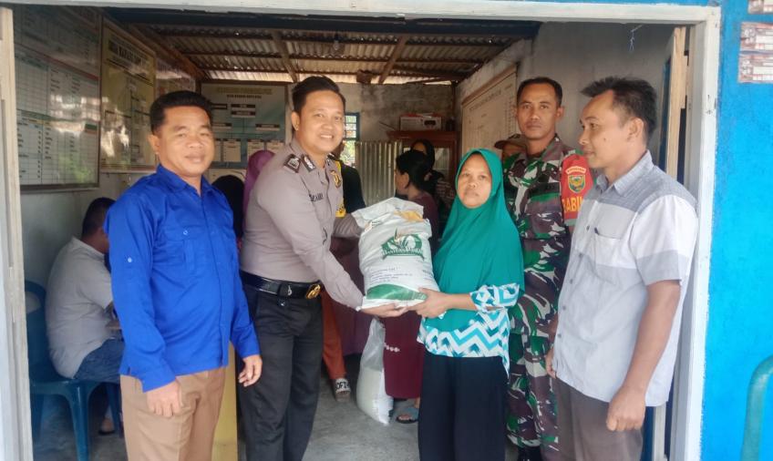Bhabinkamtibmas Polsek Lebong Selatan Hadiri Pembagian Bantuan Pangan di Desa  Karang Dapo Atas dan Bukit Nibung