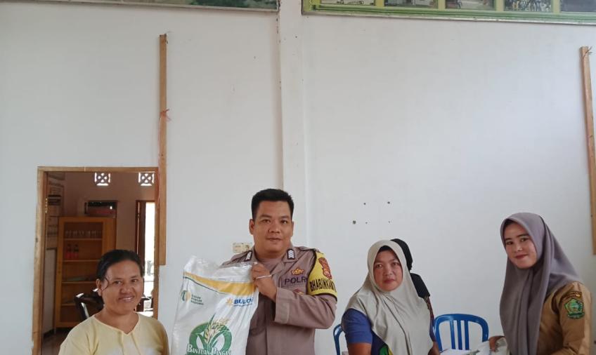 Bhabinkamtibmas Polsek Lebong Selatan Hadiri Pembagian Bantuan Pangan di Desa  Manai Blau
