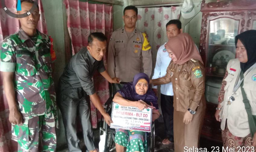 Bhabinkamtibmas Polsek Lebong Selatan Hadiri Pembagian BLT DD dan Titik Nol Pembangunan di Desa Talang Liak I