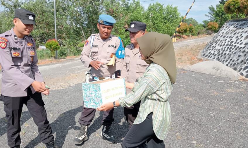 Kapolsek Batik Nau Bersama Personelnya Galakkan Senin Berinfak