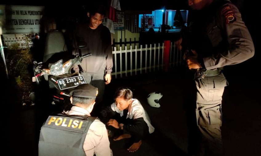 Sat Samapta Polres Bengkulu Utara Bantu Warga Pecah Ban