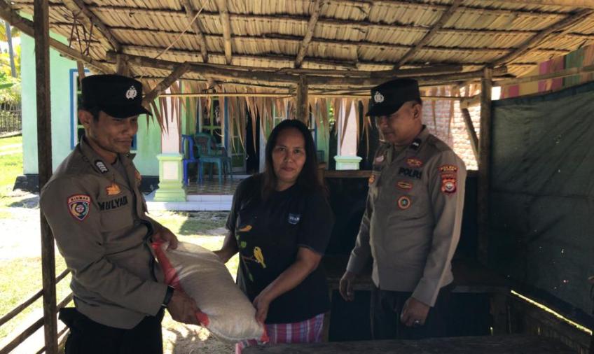 Polsek Kaur Selatan Salurkan Bantuan Pangan Kepada Warga Desa Sinar Pagi
