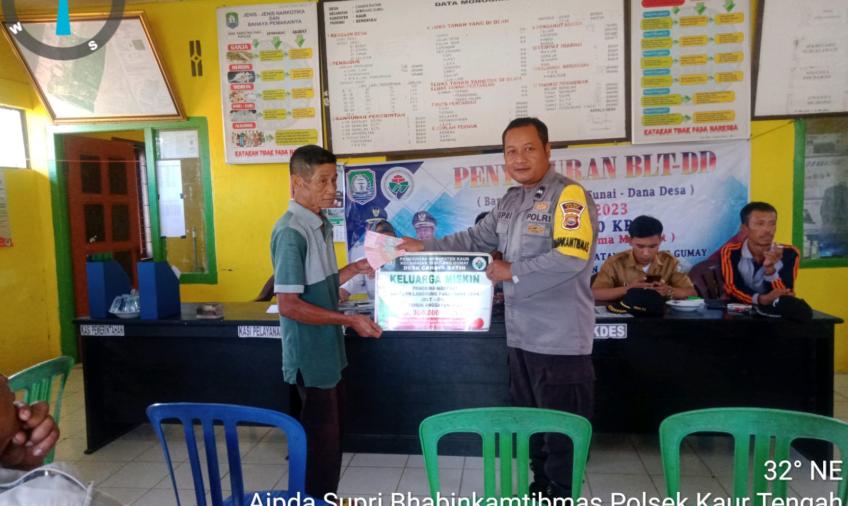 Bhabinkamtibmas Polsek Kaur Tengah Hadiri Pembagian Bantuan Langsung Tunai  di Desa Cahaya Batin  